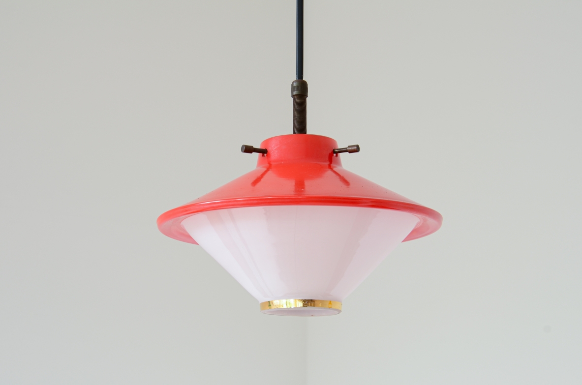 3 piccole lampade da soffitto in vetro stampato e colorato con dettagli in ottone.  Manifattura italiana, 1950.