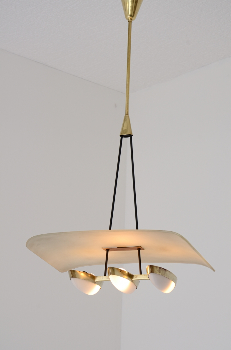Gilardi Barzaghi metal and brass chandelier with curved metal shade. Manufacture 1950.