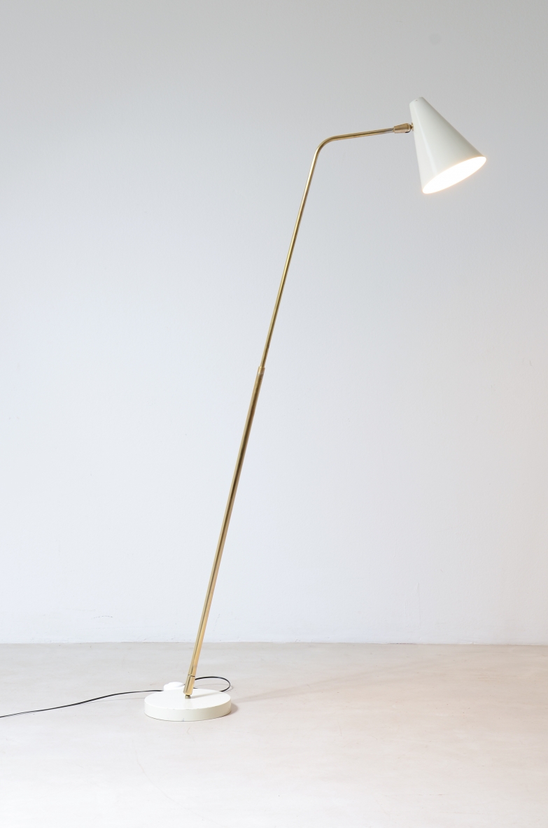 Giuseppe Ostuni  Rare reading lamp with extendable brass stem adjustable in all directions