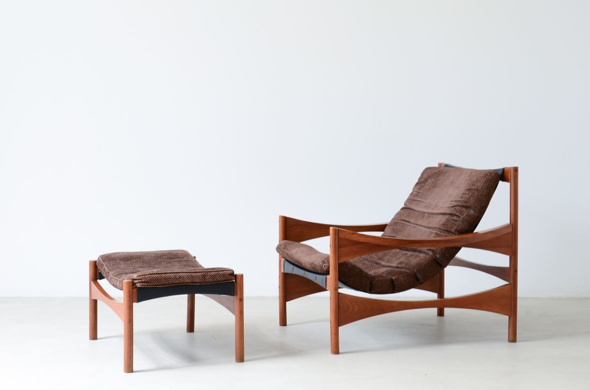 Franco Bettonica  armchair with footrest in walnut Model P40 Production Poltronova 1959.