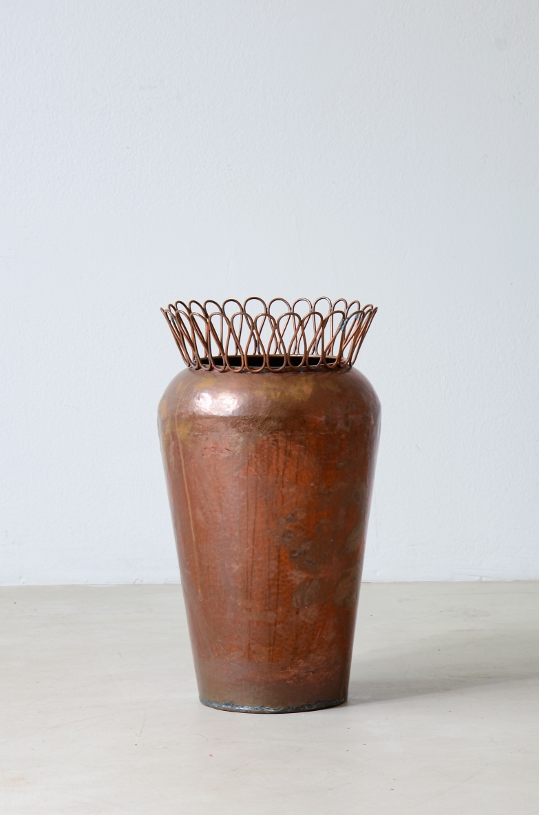 Gio Ponti Portaombrelli in rame tornito con corona a nastro continuo.