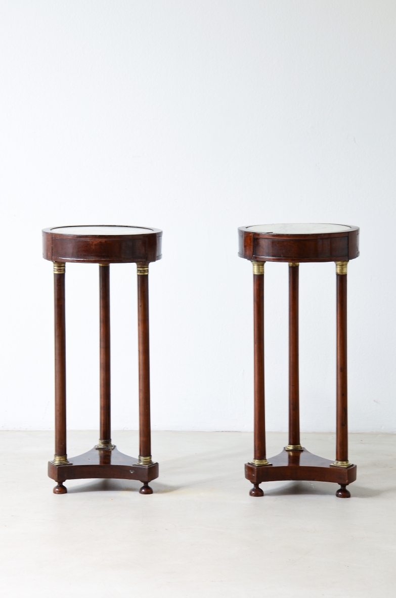 Rara coppia di piccoli "Gueridon"a tre colonne e piano a tamburo con marmo incassato e capitelli in bronzo. 1800
