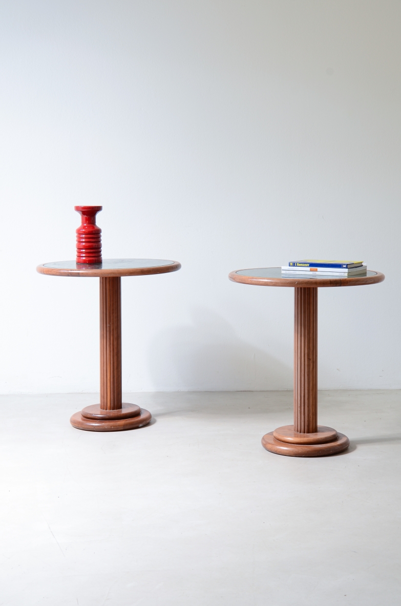 Coppia di tavolini con colonna centrale in legno tornito e piano in marmo verde Alpi.1940