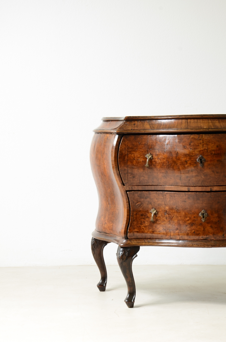 Rare small-sized piece of furniture veneered in walnut and walnut root. Venetian manufacture, Venice 1740-1950ca.