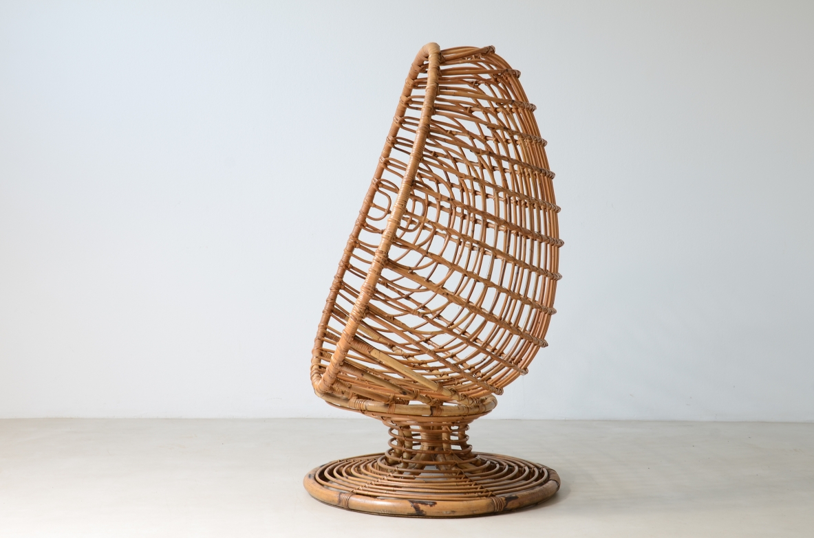 Bonacina, 1955ca. Splendida seduta a uovo in giunco e rattan intrecciato. Bonacina, 1955ca. Splendida seduta a uovo in giunco e rattan intrecciato.