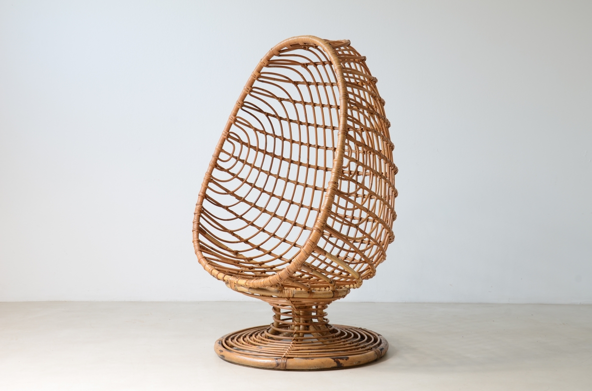 Bonacina, 1955ca. Splendida seduta a uovo in giunco e rattan intrecciato. Bonacina, 1955ca. Splendida seduta a uovo in giunco e rattan intrecciato.