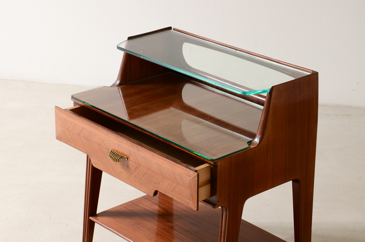 Paolo Buffa  Coppia di eleganti comodini con tre ripiani e un cassetto. 1950 Paolo Buffa  Coppia di eleganti comodini con tre ripiani e un cassetto. 1950