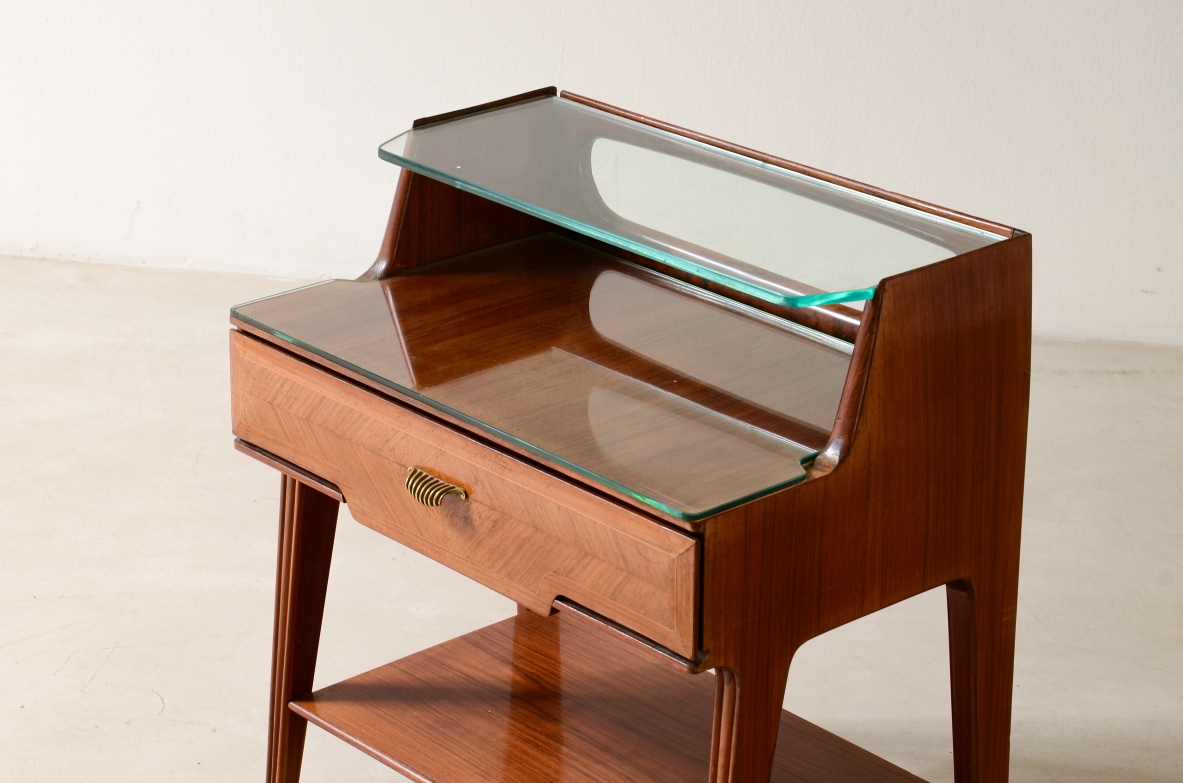 Paolo Buffa  Coppia di eleganti comodini con tre ripiani e un cassetto. 1950 Paolo Buffa  Coppia di eleganti comodini con tre ripiani e un cassetto. 1950