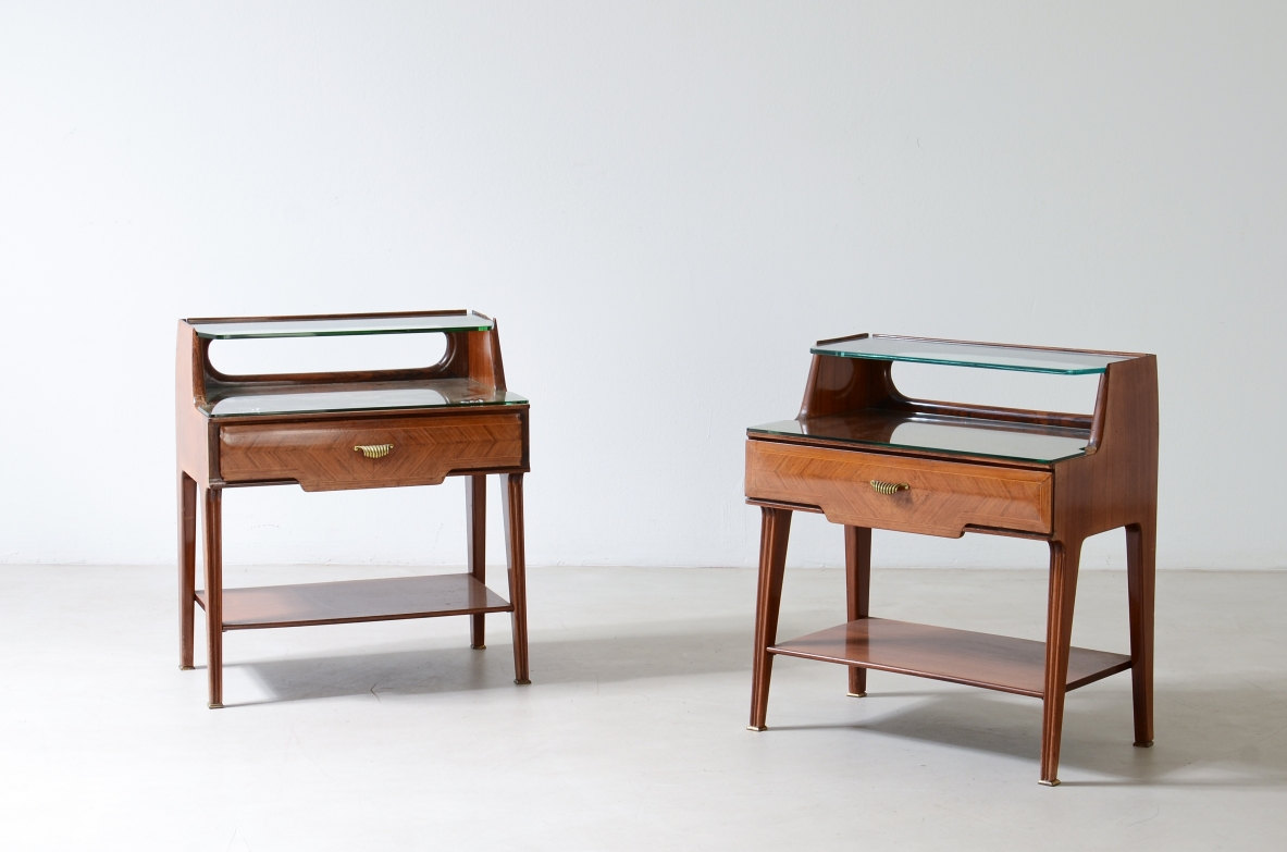 Paolo Buffa  Coppia di eleganti comodini con tre ripiani e un cassetto. 1950 Paolo Buffa  Coppia di eleganti comodini con tre ripiani e un cassetto. 1950