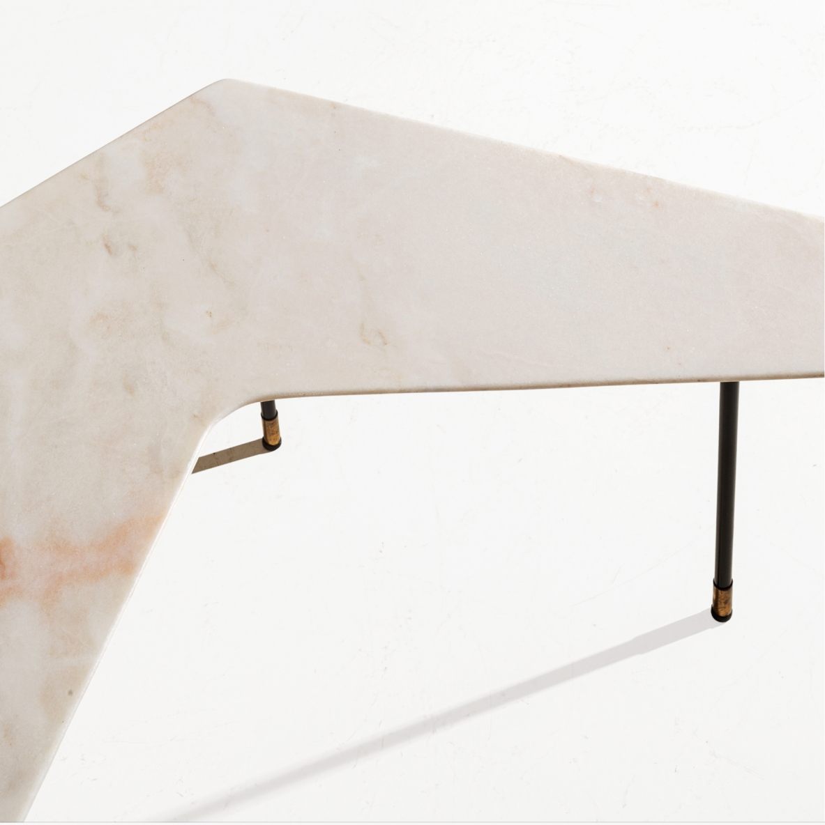 Gio Ponti, tavolino con piano sagomato e molato, in marmo rosa di carrara, Cassina 1950ca. Gio Ponti, tavolino con piano sagomato e molato, in marmo rosa di carrara, Cassina 1950ca.
