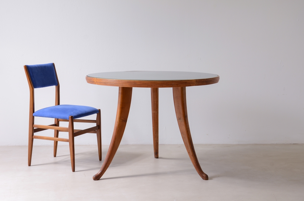 Elegante tavolo in noce con gambe a sciabola, fascia grissinatoa e piano in cristallo molato. anni 40