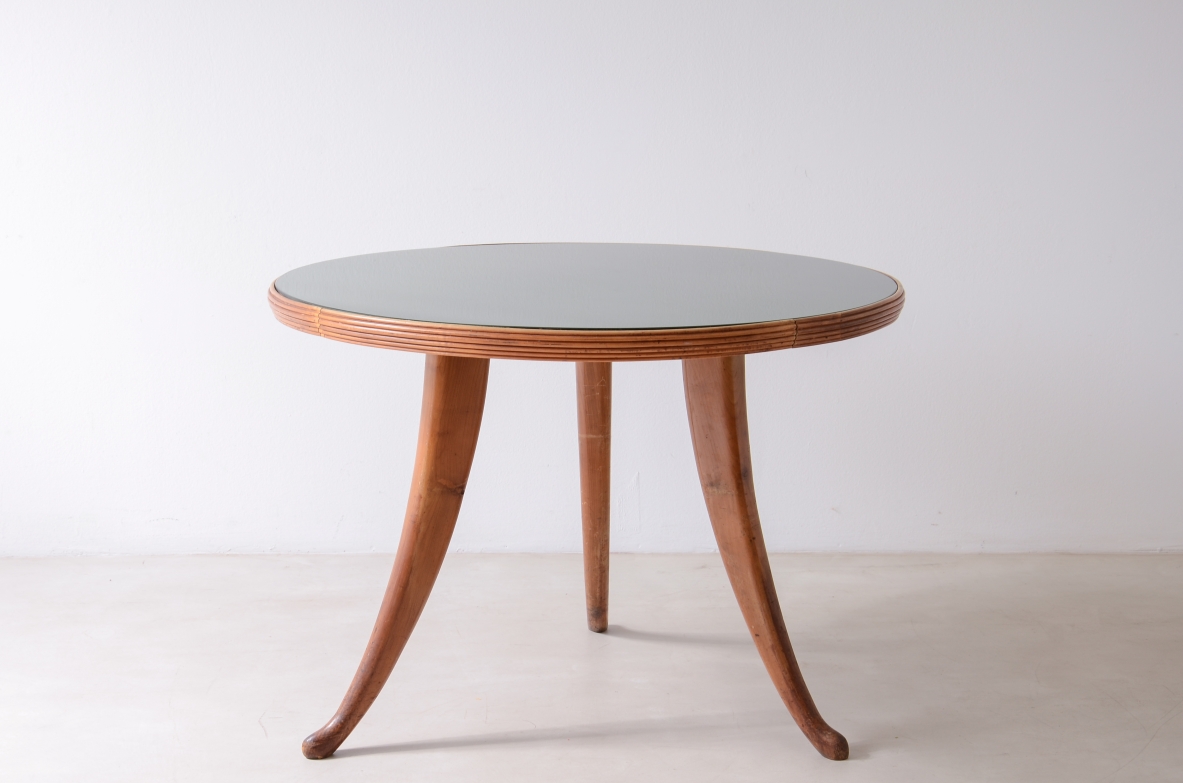 Elegante tavolo in noce con gambe a sciabola, fascia grissinatoa e piano in cristallo molato. anni 40