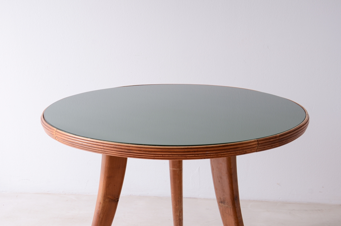 Elegante tavolo in noce con gambe a sciabola, fascia grissinatoa e piano in cristallo molato. anni 40