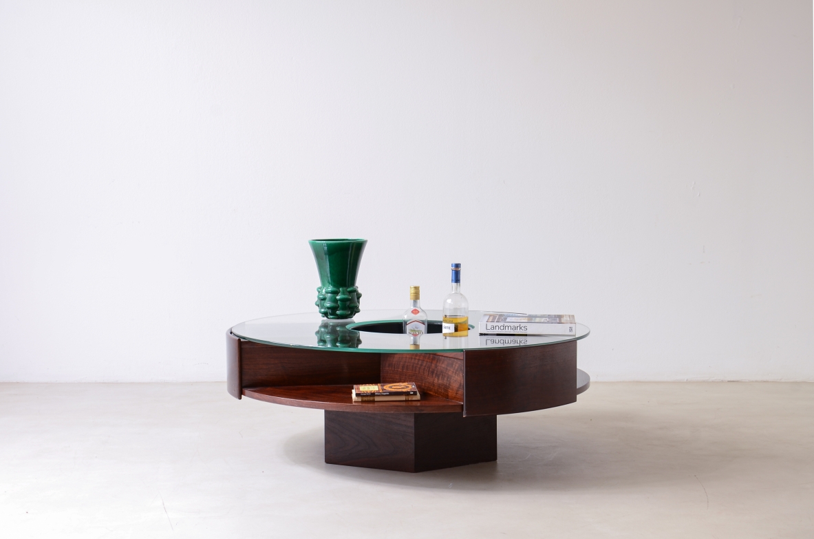 Gianni Moscatelli  Grande tavolo basso in legno con 3 cassetti, Produzione Arredamenti Fumagalli, anni '70 Gianni Moscatelli  Grande tavolo basso in legno con 3 cassetti, Produzione Arredamenti Fumagalli, anni '70