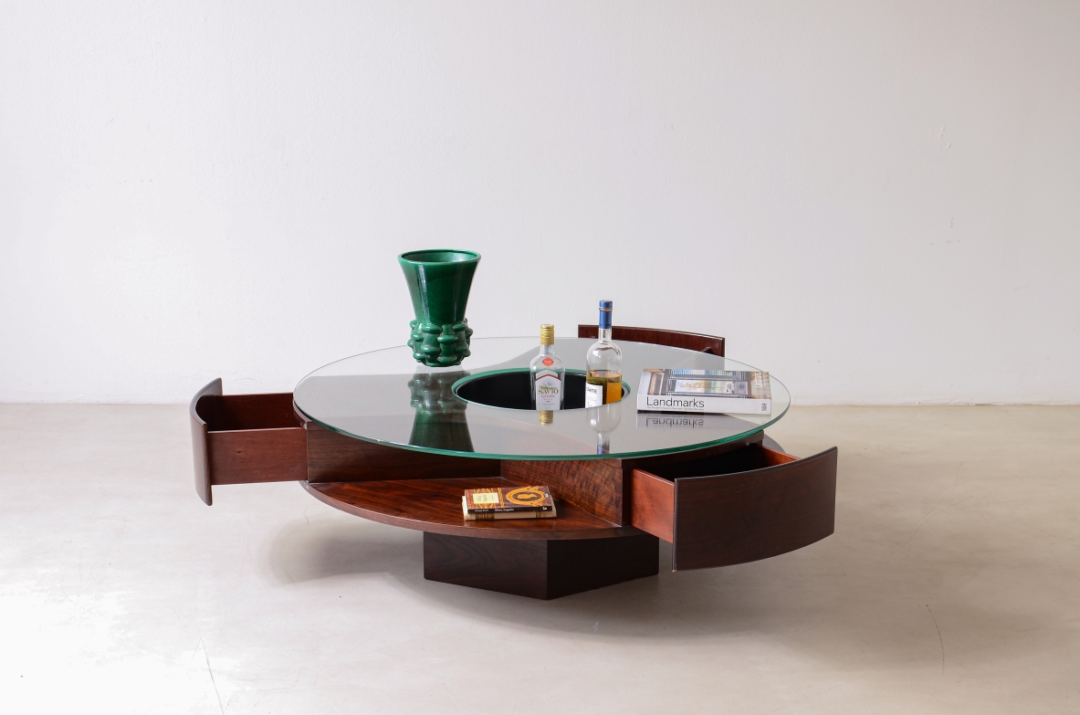 Gianni Moscatelli  Grande tavolo basso in legno con 3 cassetti, Produzione Arredamenti Fumagalli, anni '70 Gianni Moscatelli  Grande tavolo basso in legno con 3 cassetti, Produzione Arredamenti Fumagalli, anni '70