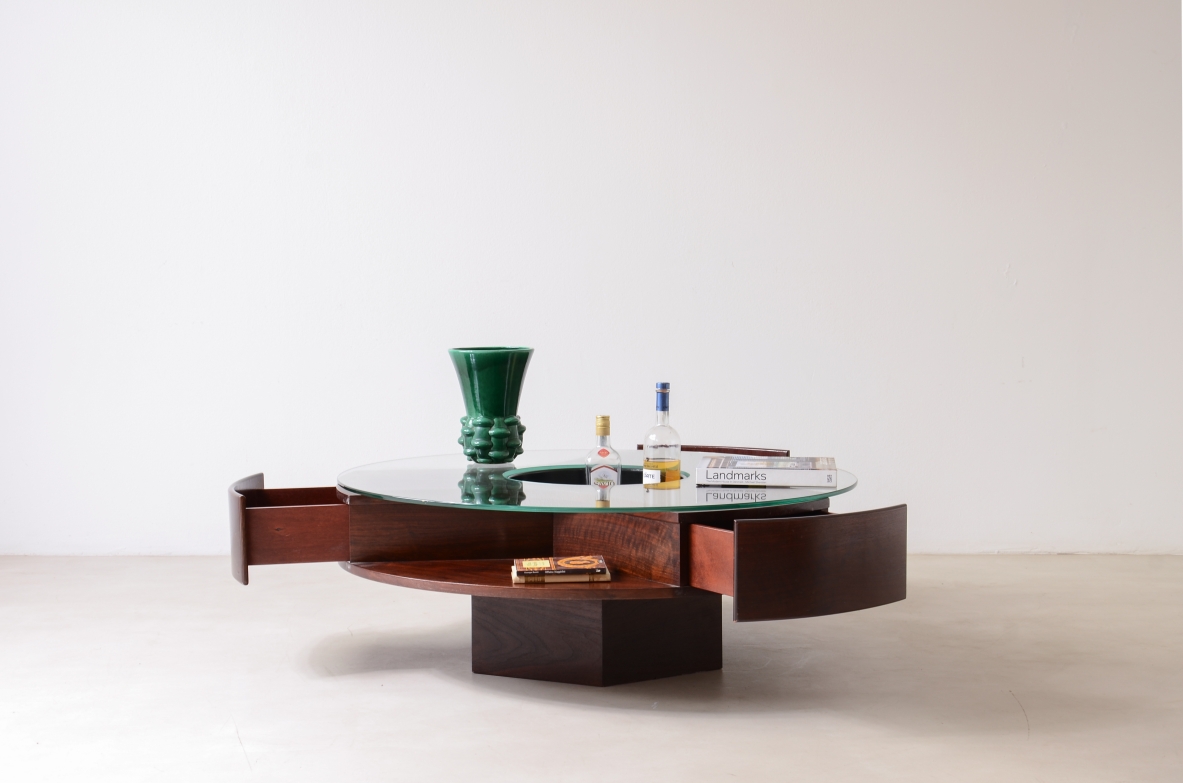 Gianni Moscatelli  Grande tavolo basso in legno con 3 cassetti, Produzione Arredamenti Fumagalli, anni '70 Gianni Moscatelli  Grande tavolo basso in legno con 3 cassetti, Produzione Arredamenti Fumagalli, anni '70