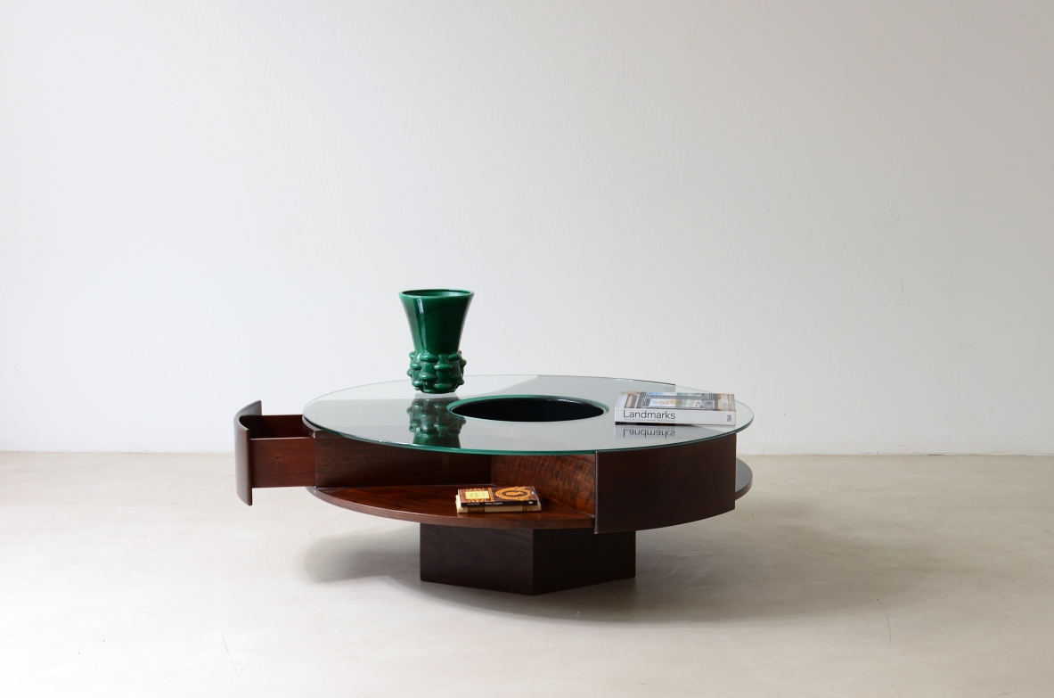 Gianni Moscatelli  Grande tavolo basso in legno con 3 cassetti, Produzione Arredamenti Fumagalli, anni '70 Gianni Moscatelli  Grande tavolo basso in legno con 3 cassetti, Produzione Arredamenti Fumagalli, anni '70