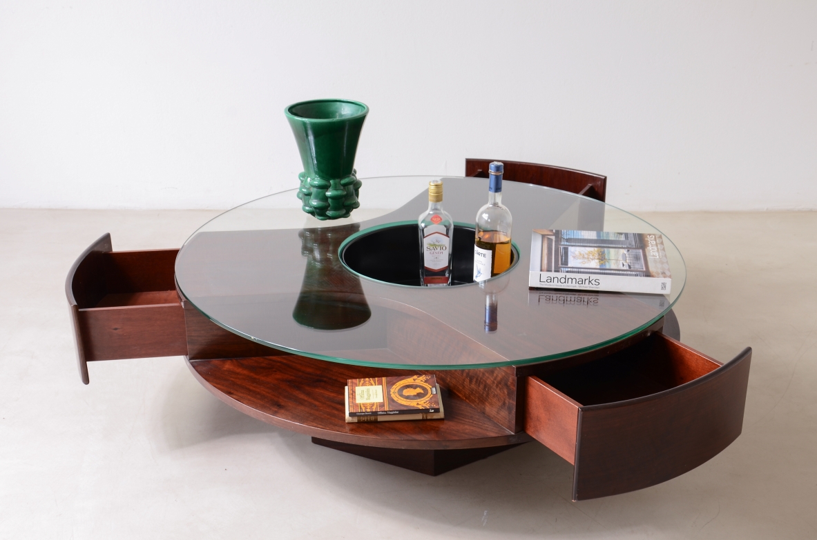 Gianni Moscatelli  Grande tavolo basso in legno con 3 cassetti, Produzione Arredamenti Fumagalli, anni '70 Gianni Moscatelli  Grande tavolo basso in legno con 3 cassetti, Produzione Arredamenti Fumagalli, anni '70