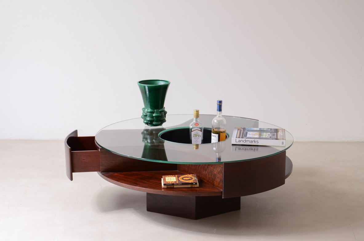 Gianni Moscatelli  Grande tavolo basso in legno con 3 cassetti, Produzione Arredamenti Fumagalli, anni '70 Gianni Moscatelli  Grande tavolo basso in legno con 3 cassetti, Produzione Arredamenti Fumagalli, anni '70