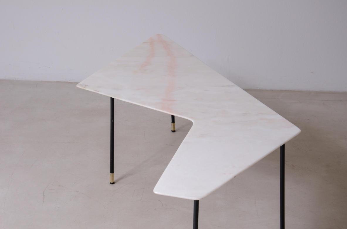 Gio Ponti, tavolino con piano sagomato e molato, in marmo rosa di carrara, Cassina 1950ca. Gio Ponti, tavolino con piano sagomato e molato, in marmo rosa di carrara, Cassina 1950ca.