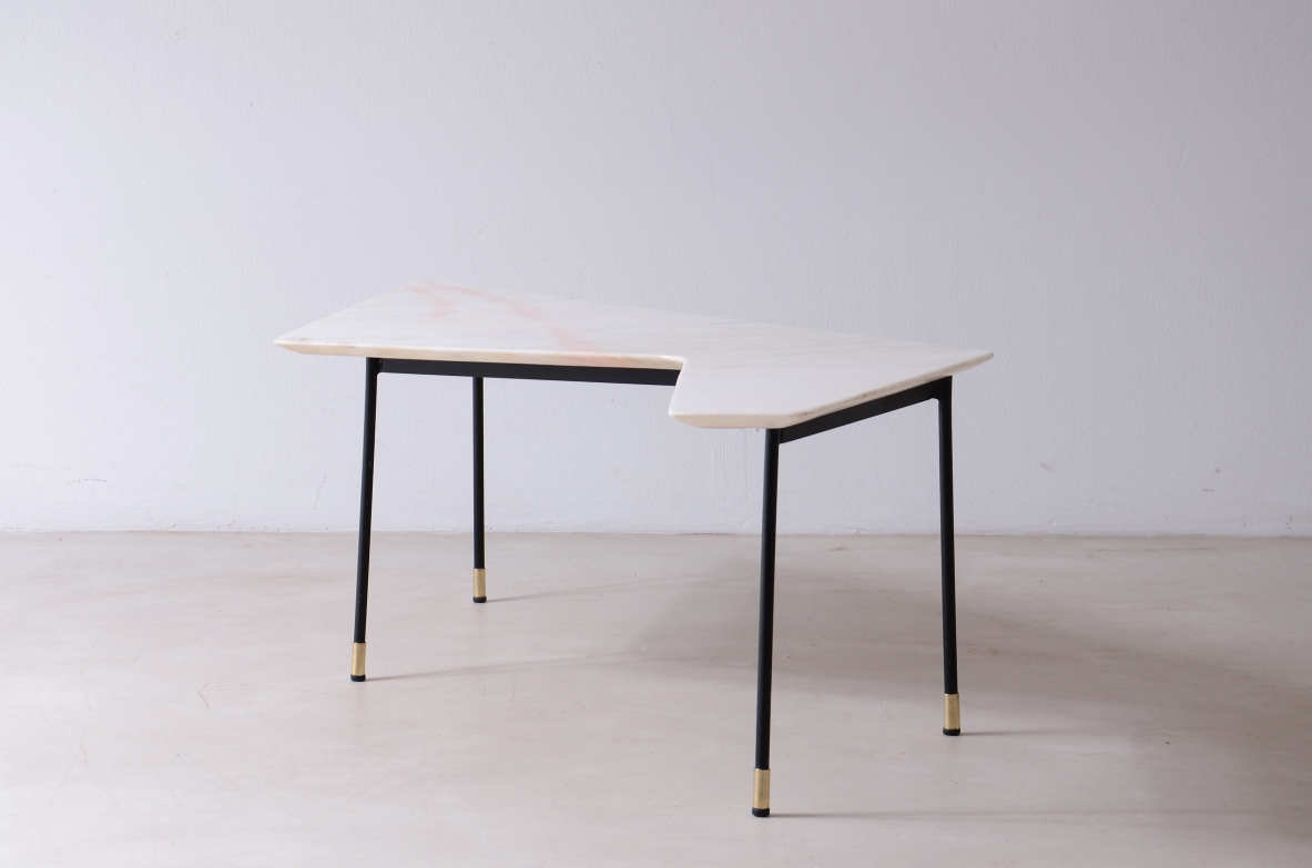 Gio Ponti, tavolino con piano sagomato e molato, in marmo rosa di carrara, Cassina 1950ca. Gio Ponti, tavolino con piano sagomato e molato, in marmo rosa di carrara, Cassina 1950ca.