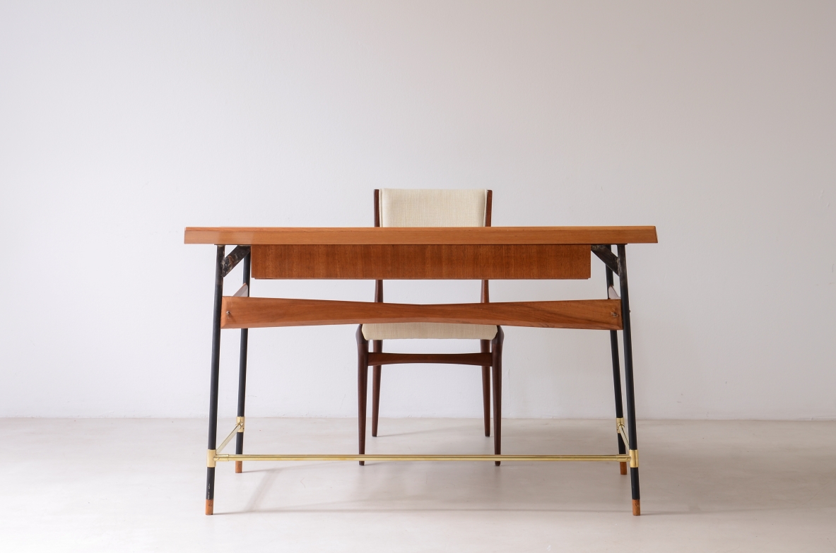 Scrivania con piano e cassetti in legno, struttura in metallo e ottone Manifattura italiana anni 60.