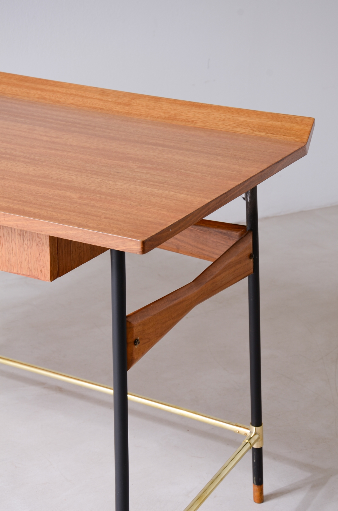 Scrivania con piano e cassetti in legno, struttura in metallo e ottone Manifattura italiana anni 60.