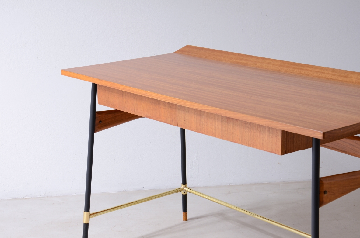 Scrivania con piano e cassetti in legno, struttura in metallo e ottone Manifattura italiana anni 60.