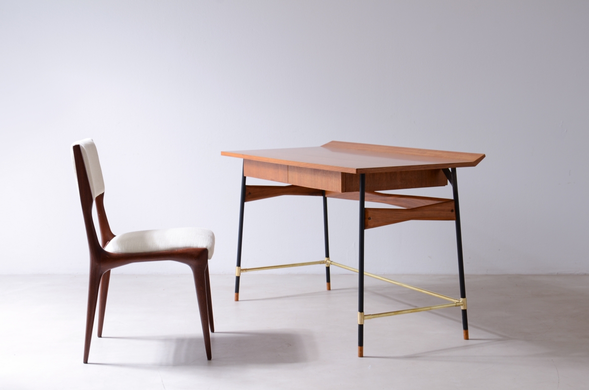 Scrivania con piano e cassetti in legno, struttura in metallo e ottone Manifattura italiana anni 60.