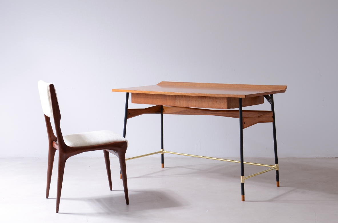 Scrivania con piano e cassetti in legno, struttura in metallo e ottone Manifattura italiana anni 60.