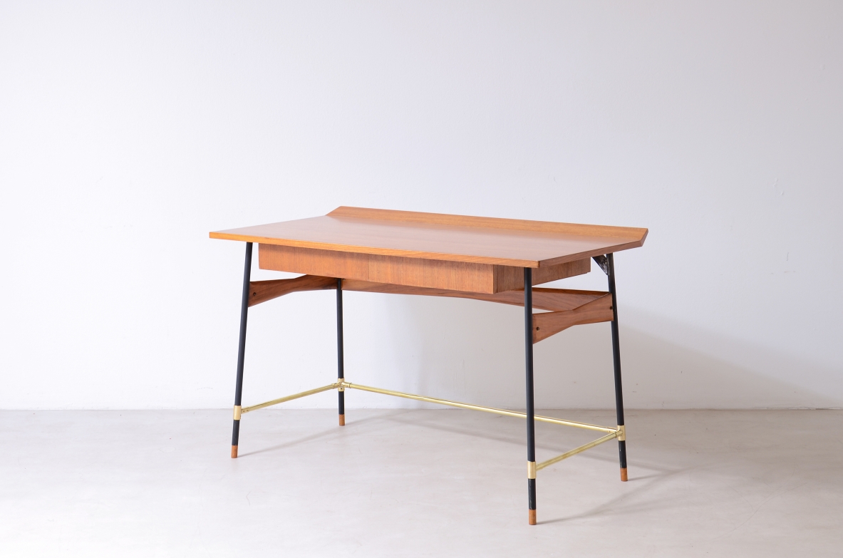 Scrivania con piano e cassetti in legno, struttura in metallo e ottone Manifattura italiana anni 60.