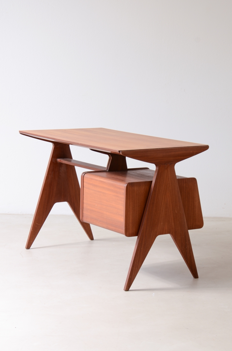 Small Italian writing desk by Guglielmo Ulrich, manufactured by Arca Milan circa 1940, with sculptural shaped supports, four side drawers, reeded wood fronts and brass handles, three-quarter view.