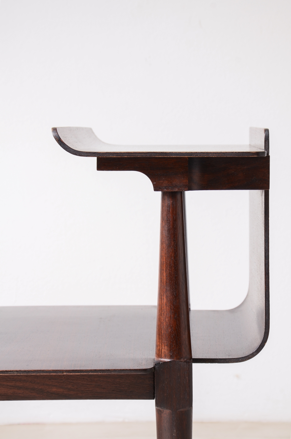 Pier Giacomo e Achille Castiglioni  Elegante coppia di comodini  in legno curvato, Gavina 1946 Pier Giacomo e Achille Castiglioni  Elegante coppia di comodini  in legno curvato, Gavina 1946