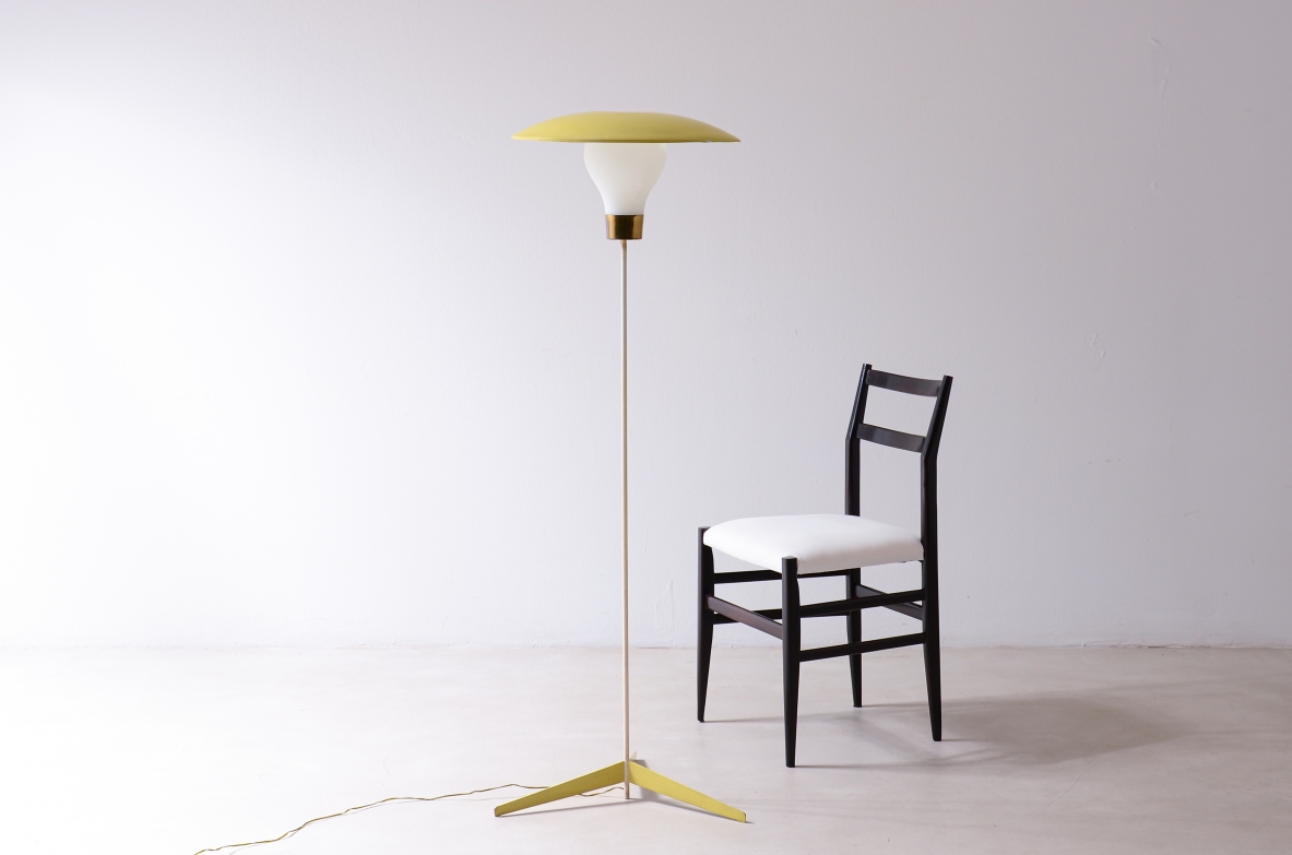 Attr. Stilnovo Milano, 1960ca. Lampada in metallo e ottone con paralume in vetro opalino