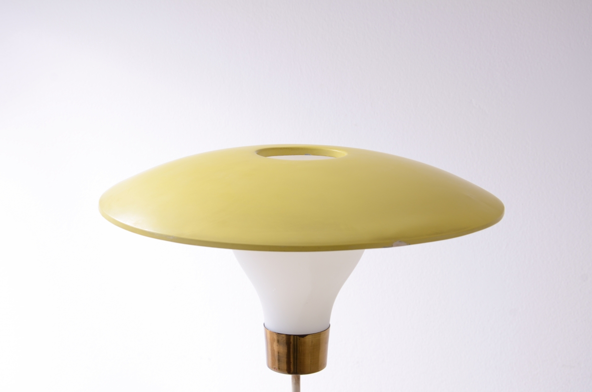 Attr. Stilnovo Milano, 1960ca. Lampada in metallo e ottone con paralume in vetro opalino