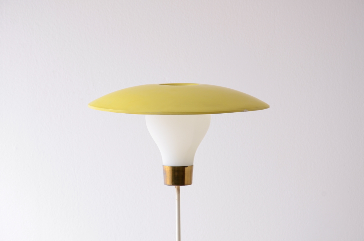 Attr. Stilnovo Milano, 1960ca. Lampada in metallo e ottone con paralume in vetro opalino