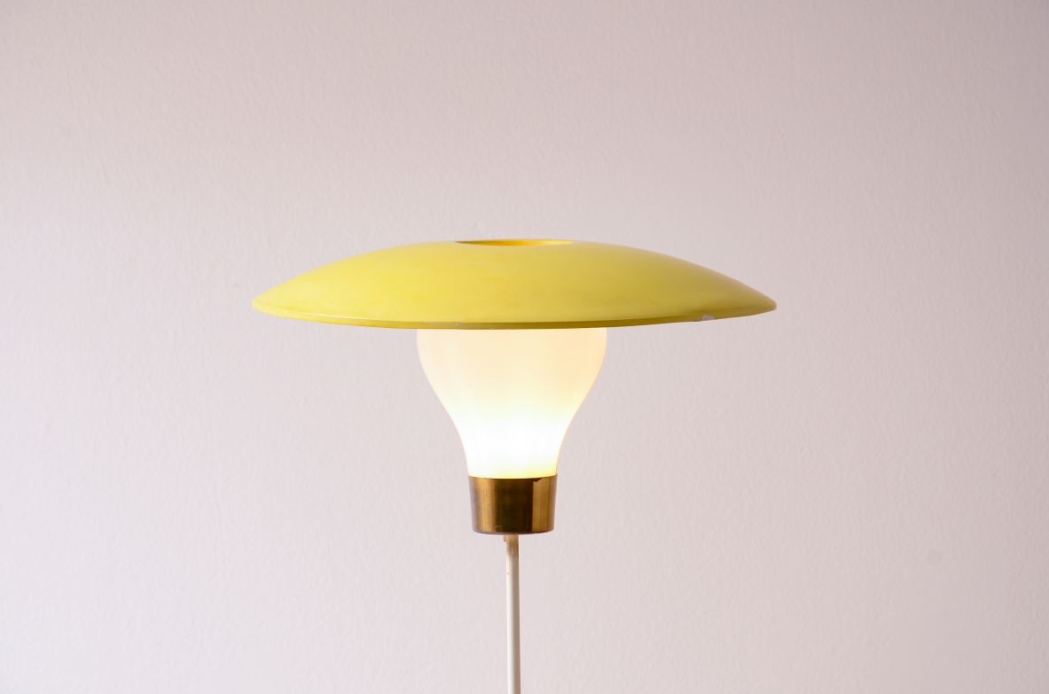Attr. Stilnovo Milano, 1960ca. Lampada in metallo e ottone con paralume in vetro opalino