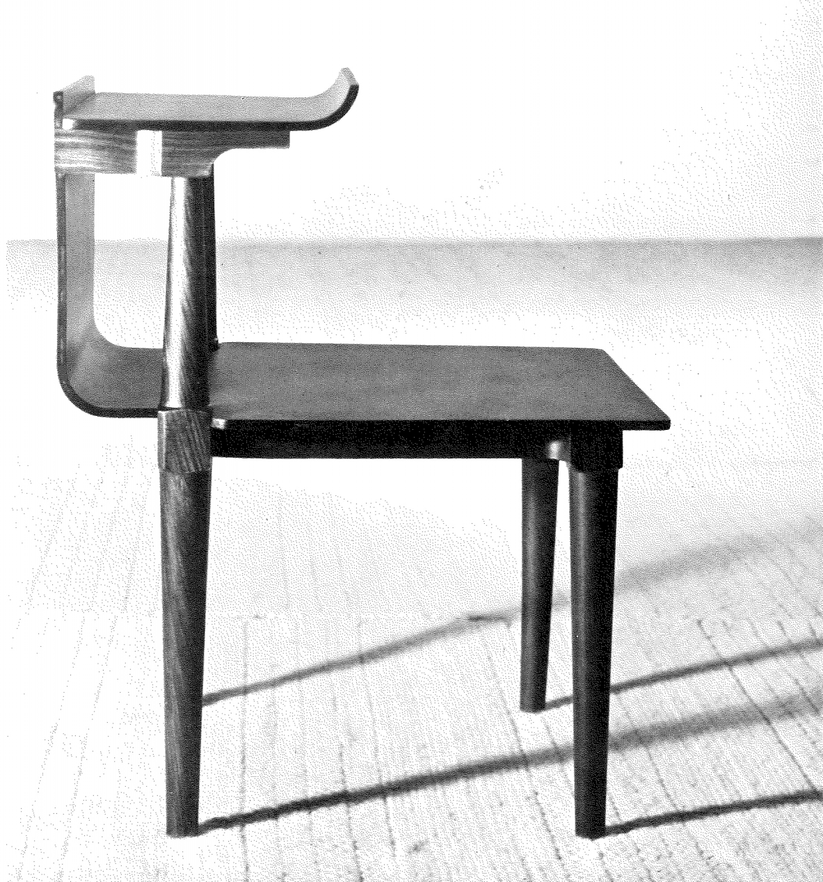 Pier Giacomo e Achille Castiglioni  Elegante coppia di comodini  in legno curvato, Gavina 1946 Pier Giacomo e Achille Castiglioni  Elegante coppia di comodini  in legno curvato, Gavina 1946