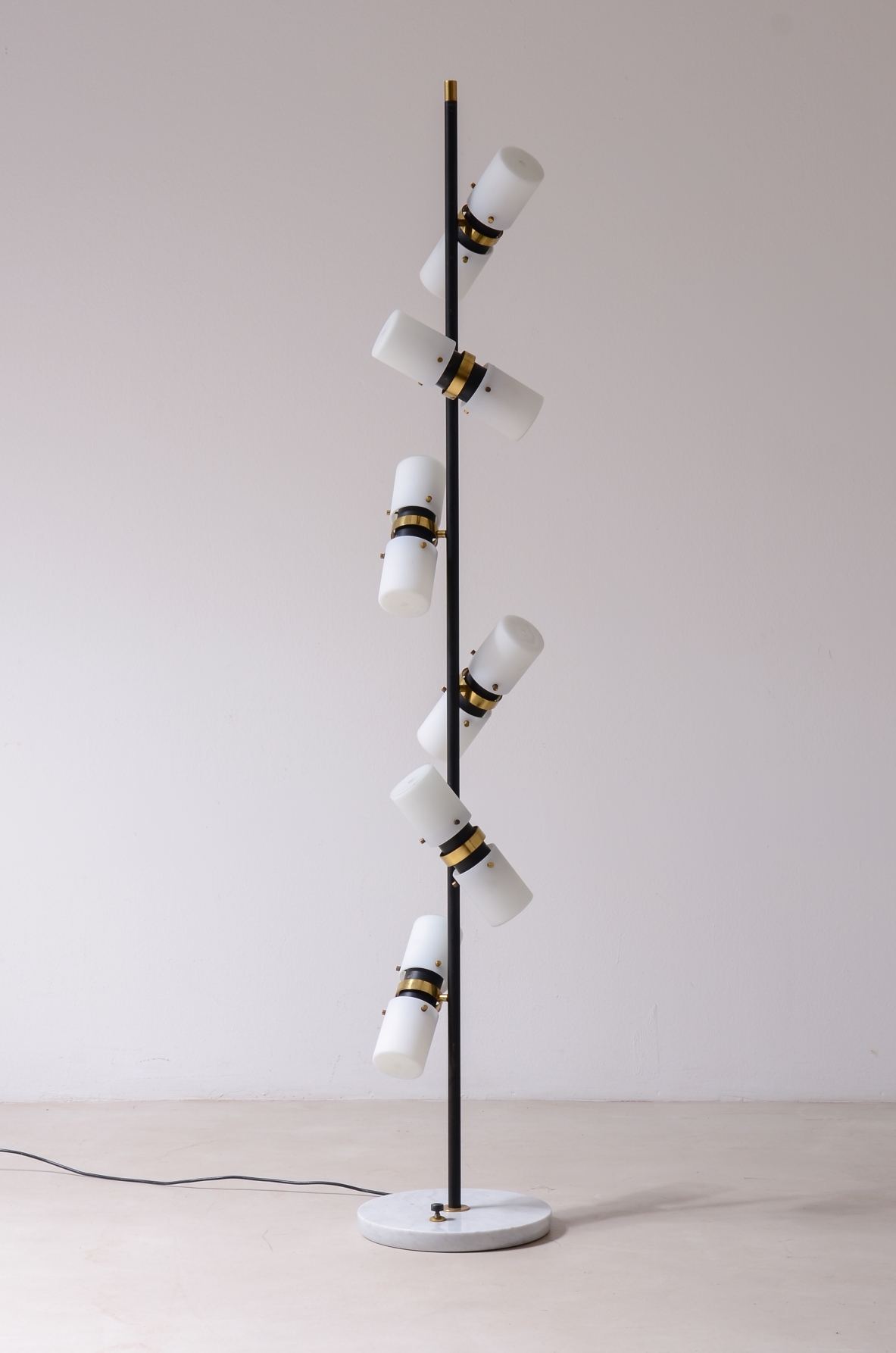 Angelo Brotto. Rara lampada da terra a 12 luci, metallo e ottone con vetri opaline.  Manifattura Esperia, Murano, 1960. Angelo Brotto. Rara lampada da terra a 12 luci, metallo e ottone con vetri opaline.  Manifattura Esperia, Murano, 1960.