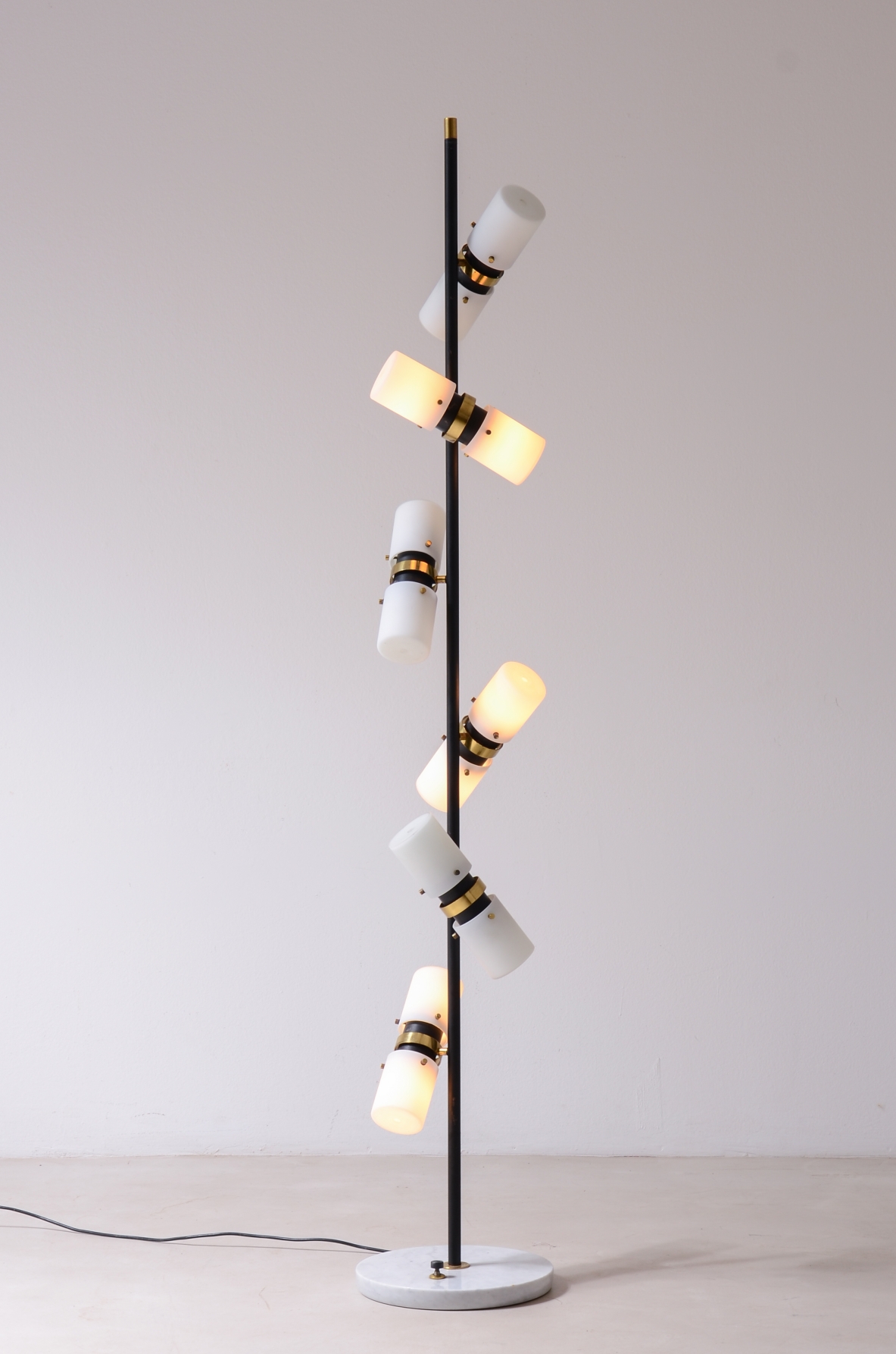 Angelo Brotto. Rara lampada da terra a 12 luci, metallo e ottone con vetri opaline.  Manifattura Esperia, Murano, 1960. Angelo Brotto. Rara lampada da terra a 12 luci, metallo e ottone con vetri opaline.  Manifattura Esperia, Murano, 1960.