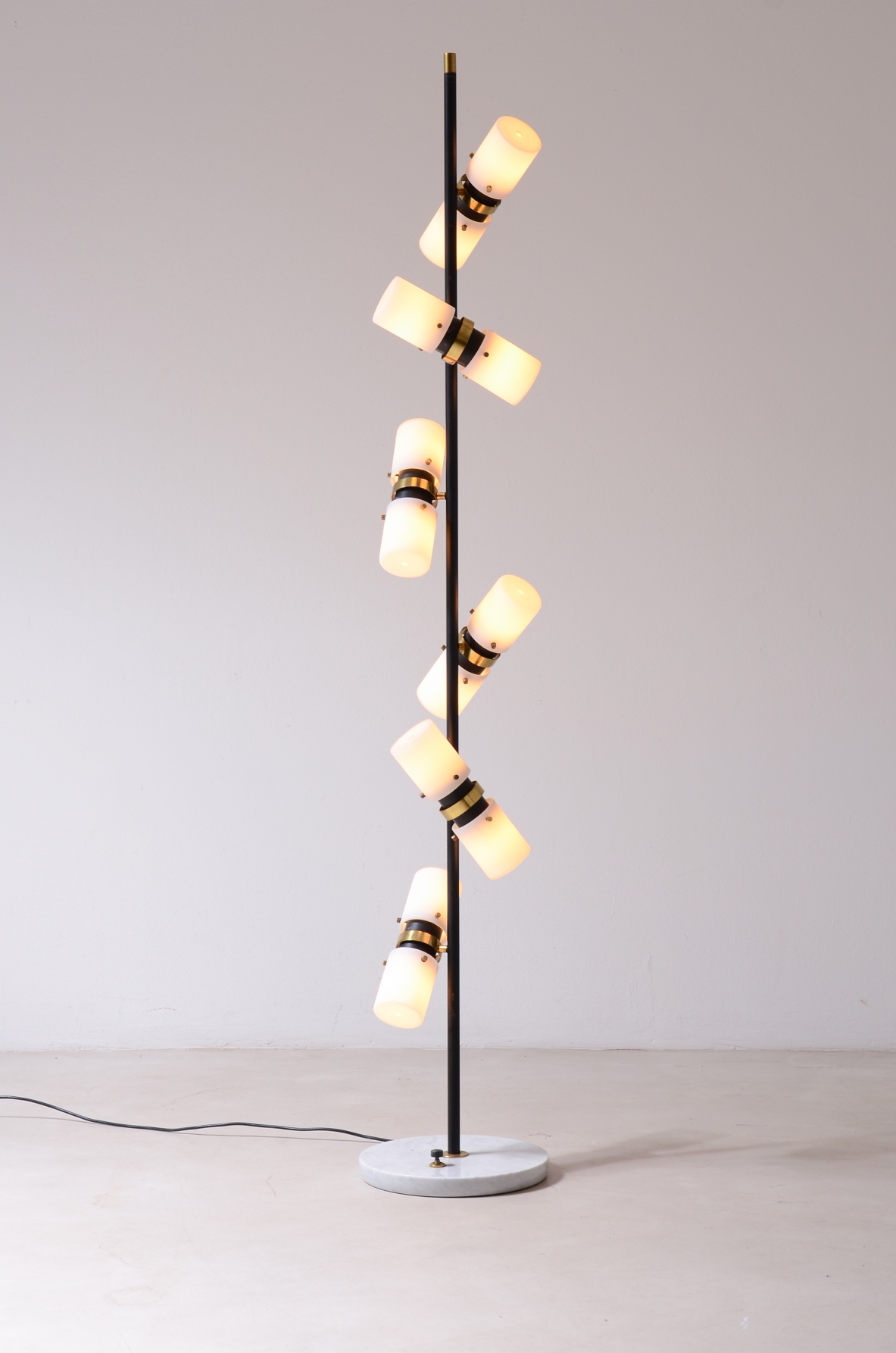 Angelo Brotto. Rara lampada da terra a 12 luci, metallo e ottone con vetri opaline.  Manifattura Esperia, Murano, 1960. Angelo Brotto. Rara lampada da terra a 12 luci, metallo e ottone con vetri opaline.  Manifattura Esperia, Murano, 1960.