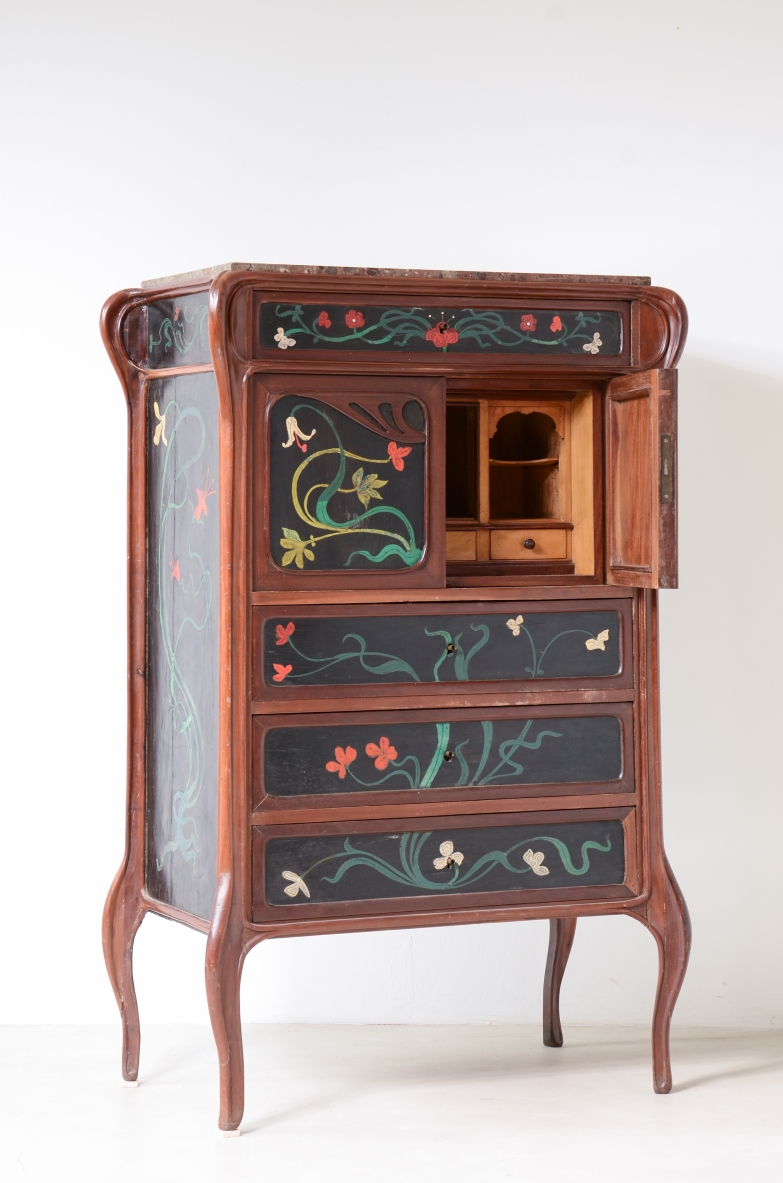 Raro mobile nello stile di Louis Majorelle con fronte e fianchi intarsiati in legno dipinto.Ebanisteria napoletana, 1880-1910ca.