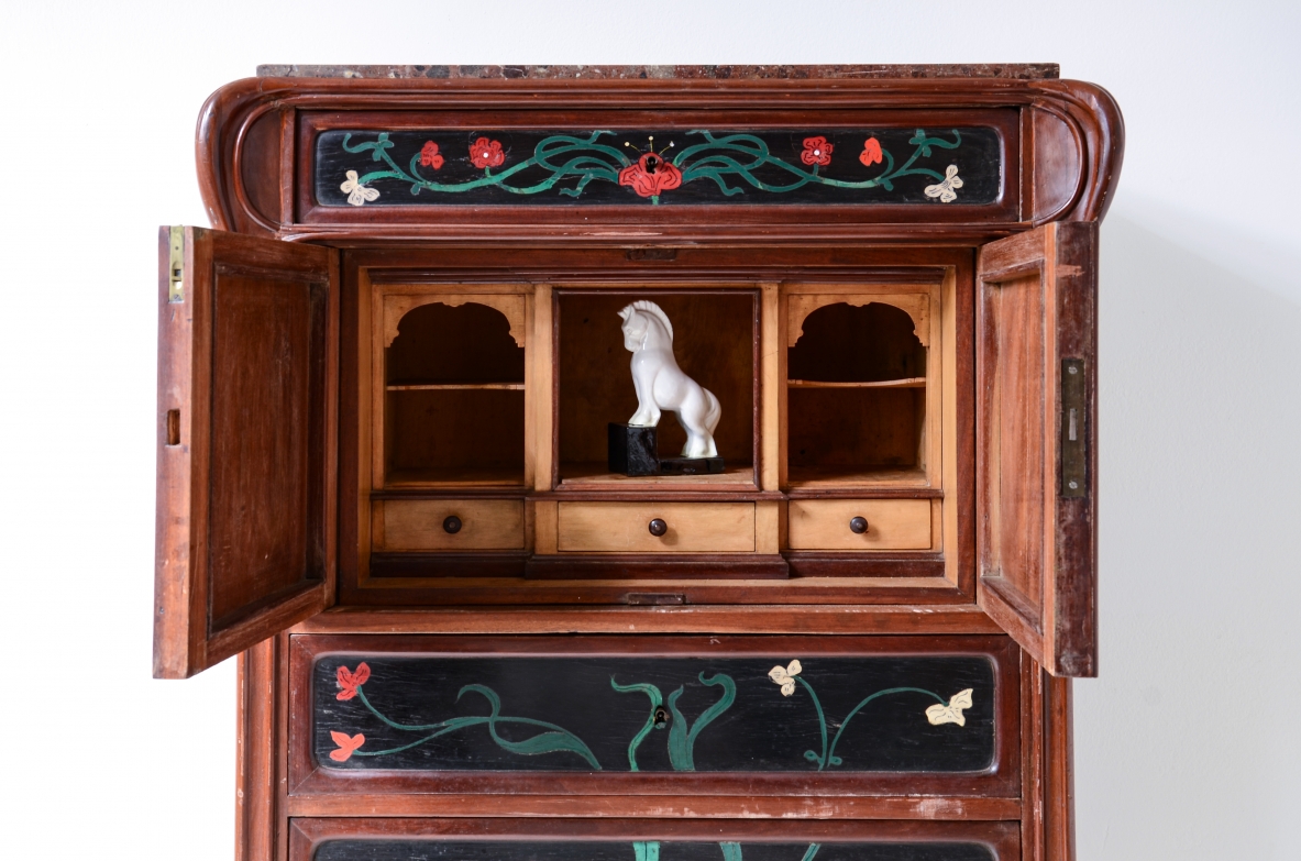 Raro mobile nello stile di Louis Majorelle con fronte e fianchi intarsiati in legno dipinto.Ebanisteria napoletana, 1880-1910ca.