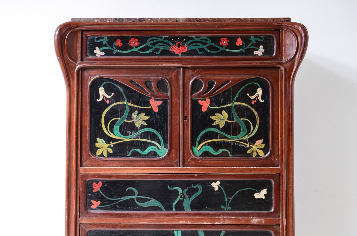 Raro mobile nello stile di Louis Majorelle con fronte e fianchi intarsiati in legno dipinto.Ebanisteria napoletana, 1880-1910ca.