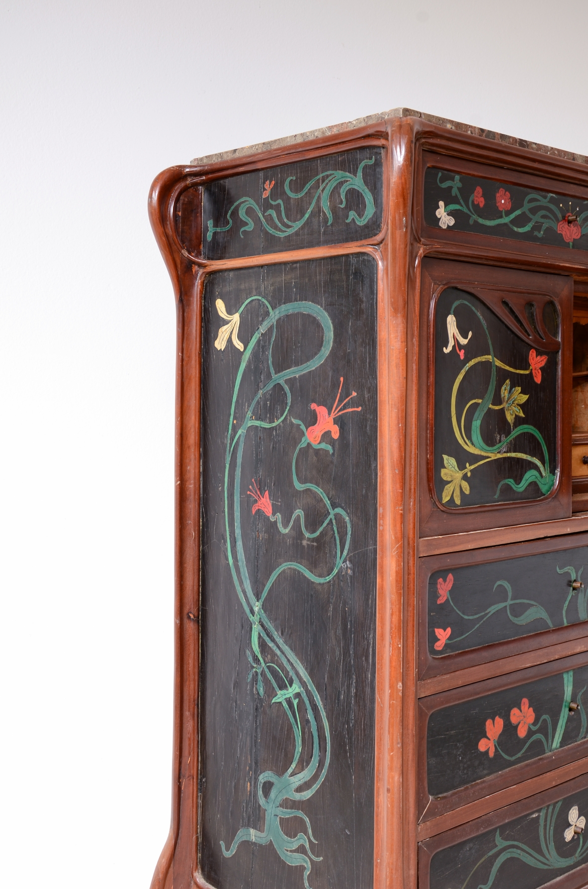 Raro mobile nello stile di Louis Majorelle con fronte e fianchi intarsiati in legno dipinto.Ebanisteria napoletana, 1880-1910ca.