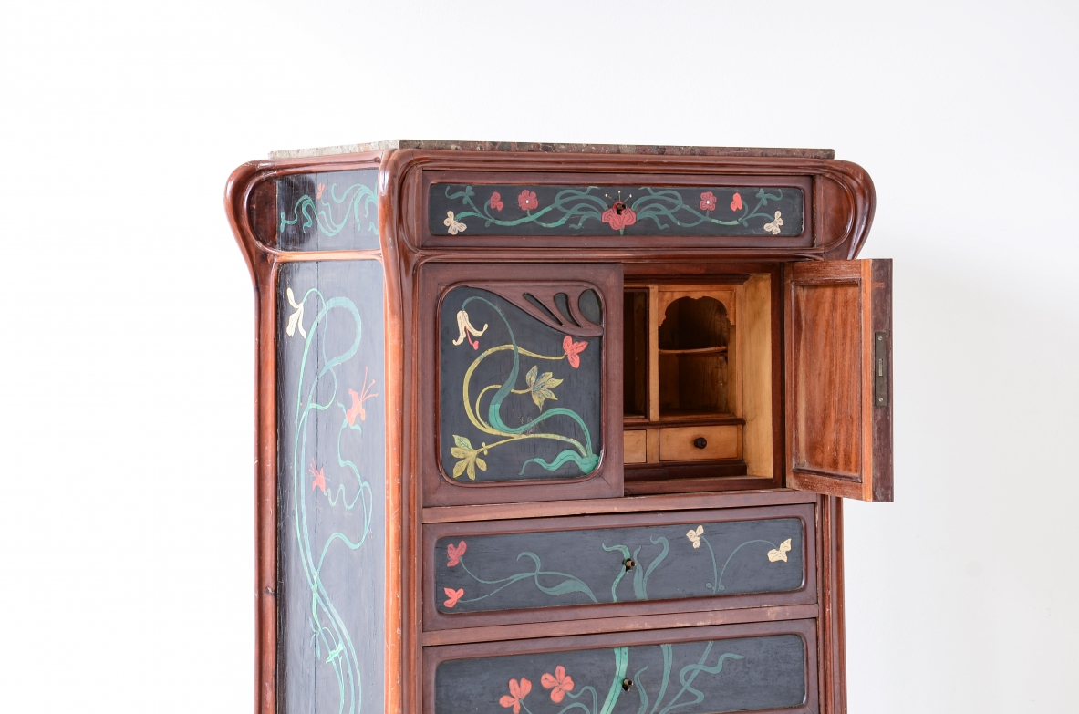Raro mobile nello stile di Louis Majorelle con fronte e fianchi intarsiati in legno dipinto.Ebanisteria napoletana, 1880-1910ca.