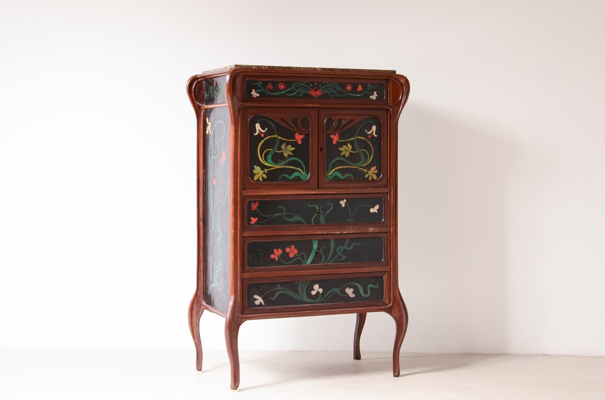 Raro mobile nello stile di Louis Majorelle con fronte e fianchi intarsiati in legno dipinto.Ebanisteria napoletana, 1880-1910ca.