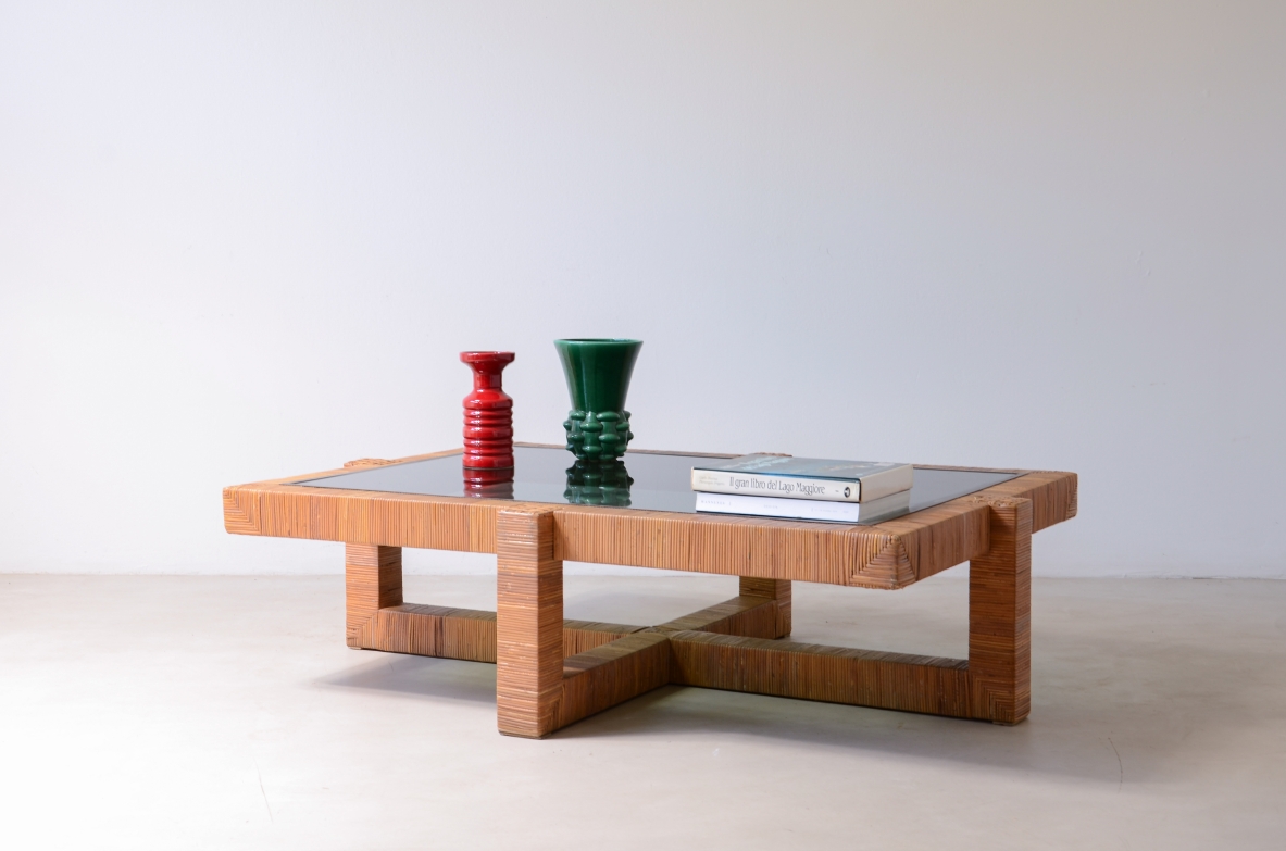 Grande tavolo basso con crociera rivestito in raffia con piano in vetro. Manifattura Vivai del Sud, 1970ca. Grande tavolo basso con crociera rivestito in raffia con piano in vetro. Manifattura Vivai del Sud, 1970ca.