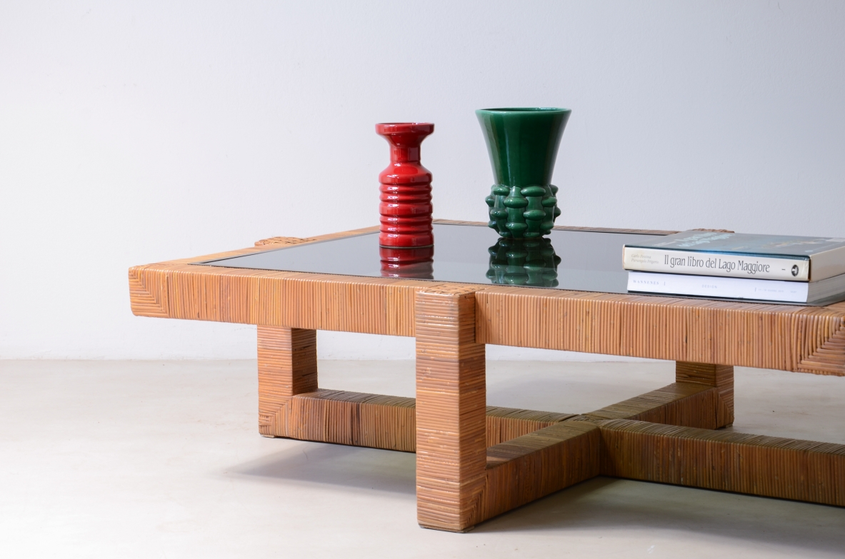 Grande tavolo basso con crociera rivestito in raffia con piano in vetro. Manifattura Vivai del Sud, 1970ca. Grande tavolo basso con crociera rivestito in raffia con piano in vetro. Manifattura Vivai del Sud, 1970ca.