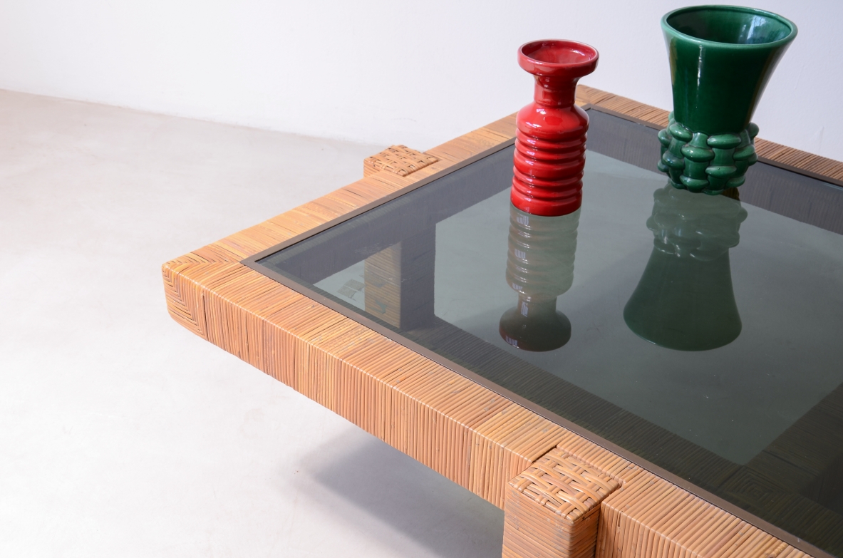 Grande tavolo basso con crociera rivestito in raffia con piano in vetro. Manifattura Vivai del Sud, 1970ca. Grande tavolo basso con crociera rivestito in raffia con piano in vetro. Manifattura Vivai del Sud, 1970ca.